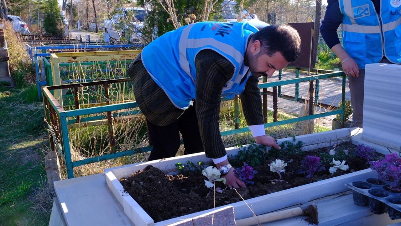 Van'da Şehitler İçin Anma ve Temizlik Faaliyeti