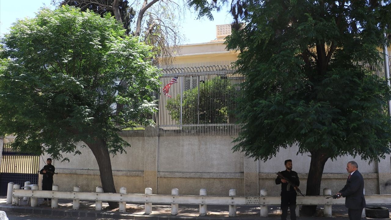 ABD Bayrağı Şam'da Yeniden Göndere Çekildi