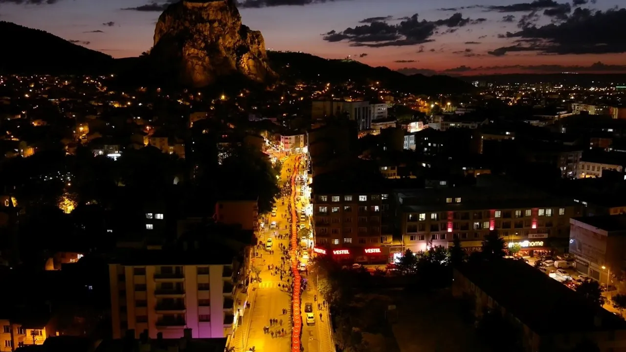 Afyonkarahisar'da 1000 Metrelik Türk Bayrağıyla Gençlik Yürüyüşü