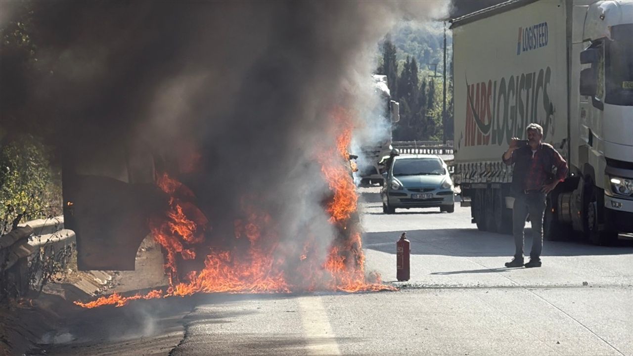Anadolu Otoyolu'nda Yanan Kamyonet Kullanılamaz Hale Geldi