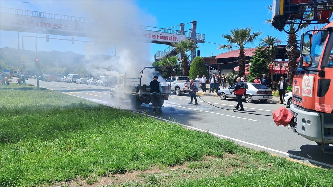 Artvin'de Seyir Halinde Yanan Kamyonet