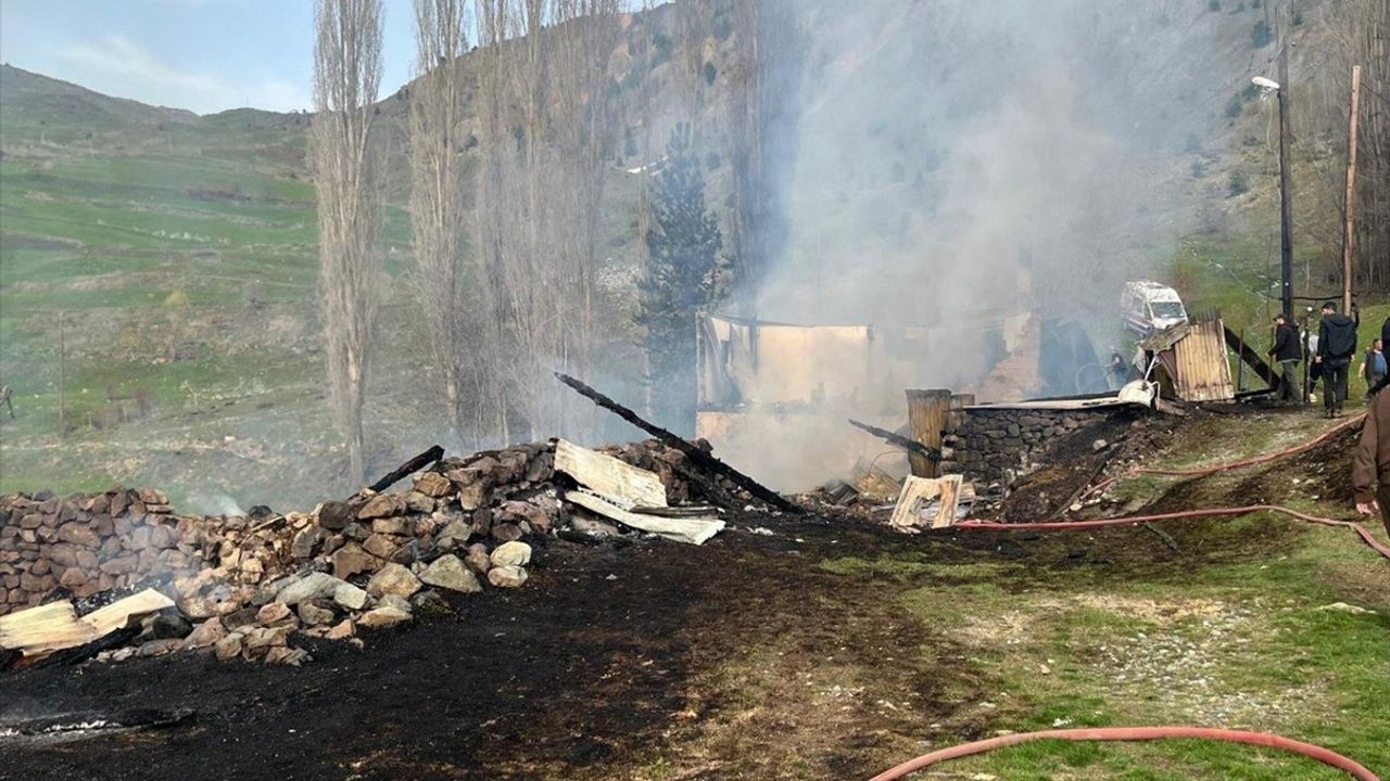 Artvin'de Yangın: Evin Yanında Ahırlara Sıçradı