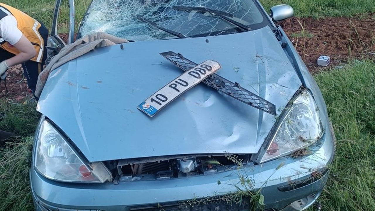 Balıkesir'de Şarampole Devrilen Otomobilde Üç Yaralı