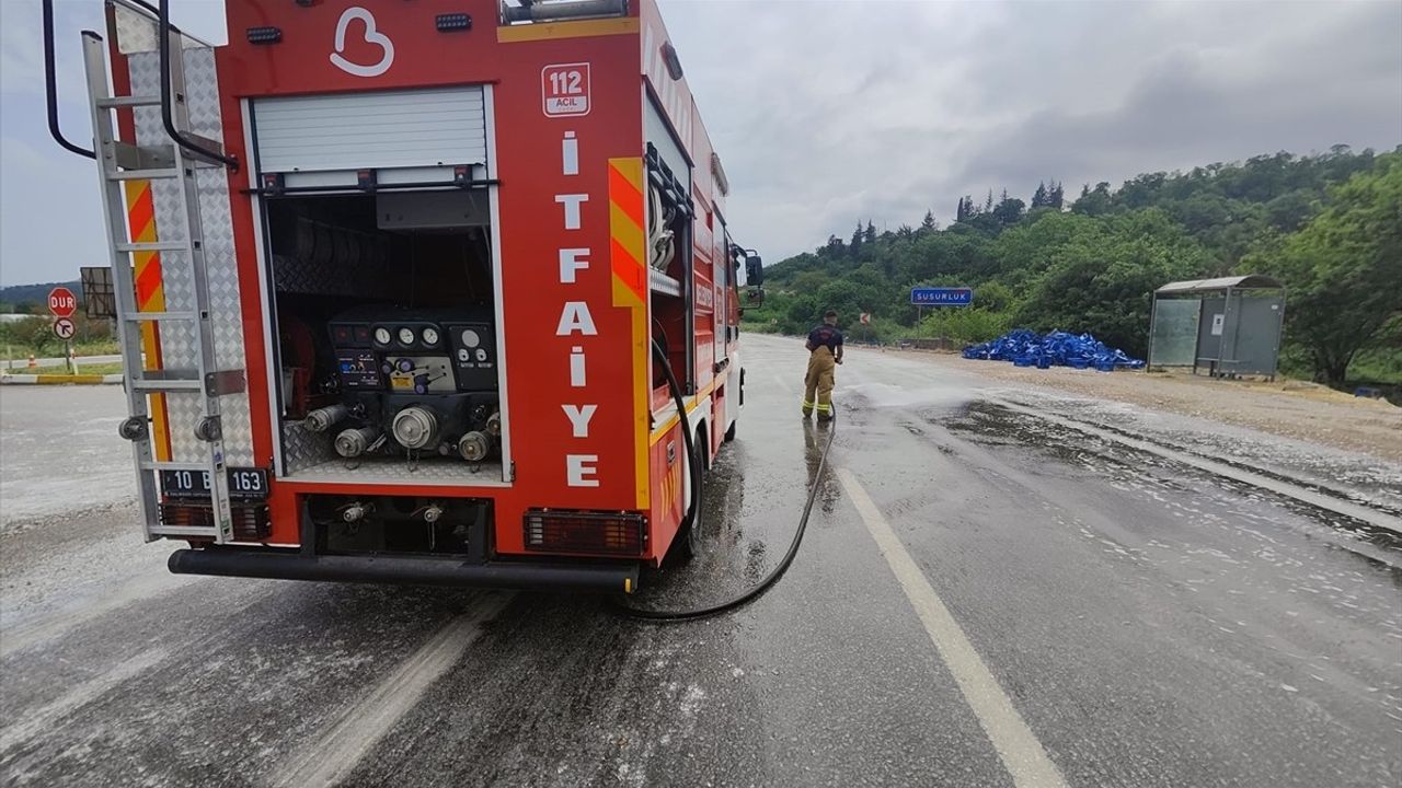 Balıkesir'de Trafik Kazası: Cam Şişeler Yola Saçıldı