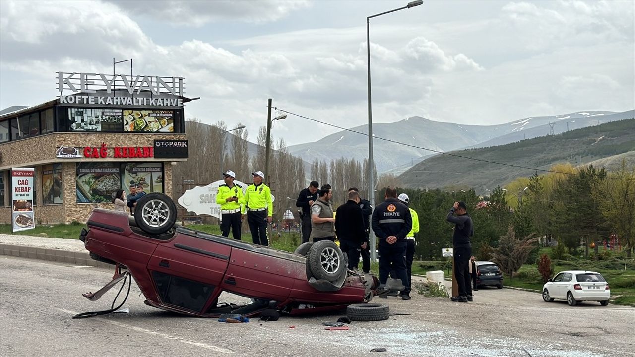Bayburt'ta Otomobil Devrildi: 4 Yaralı