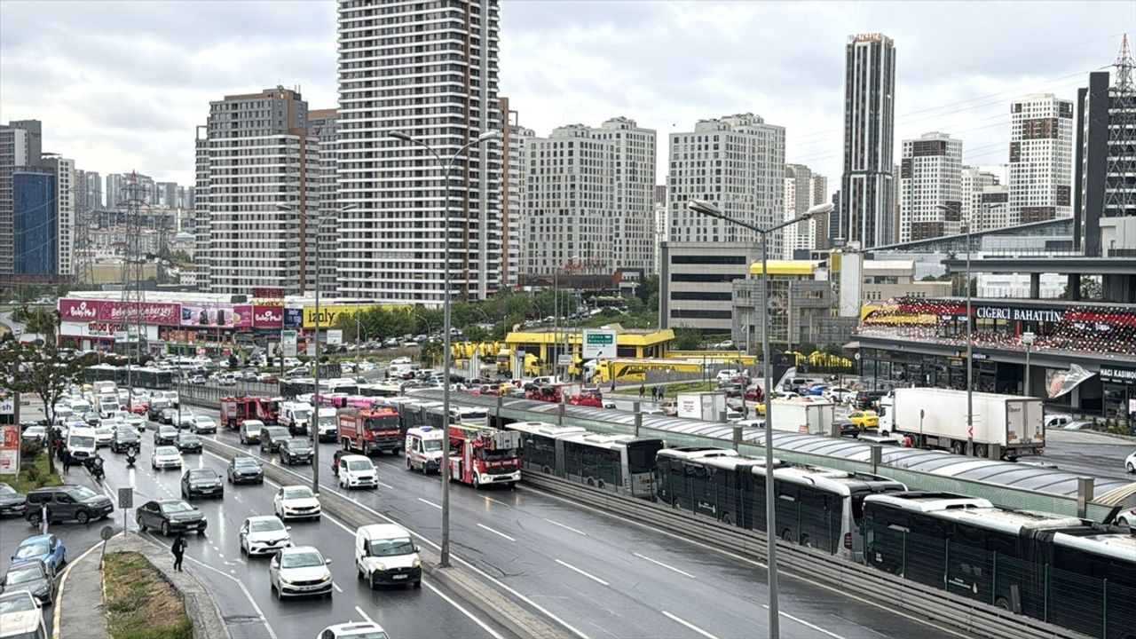Beylikdüzü'nde Metrobüs Kazası: Yaralılar Var
