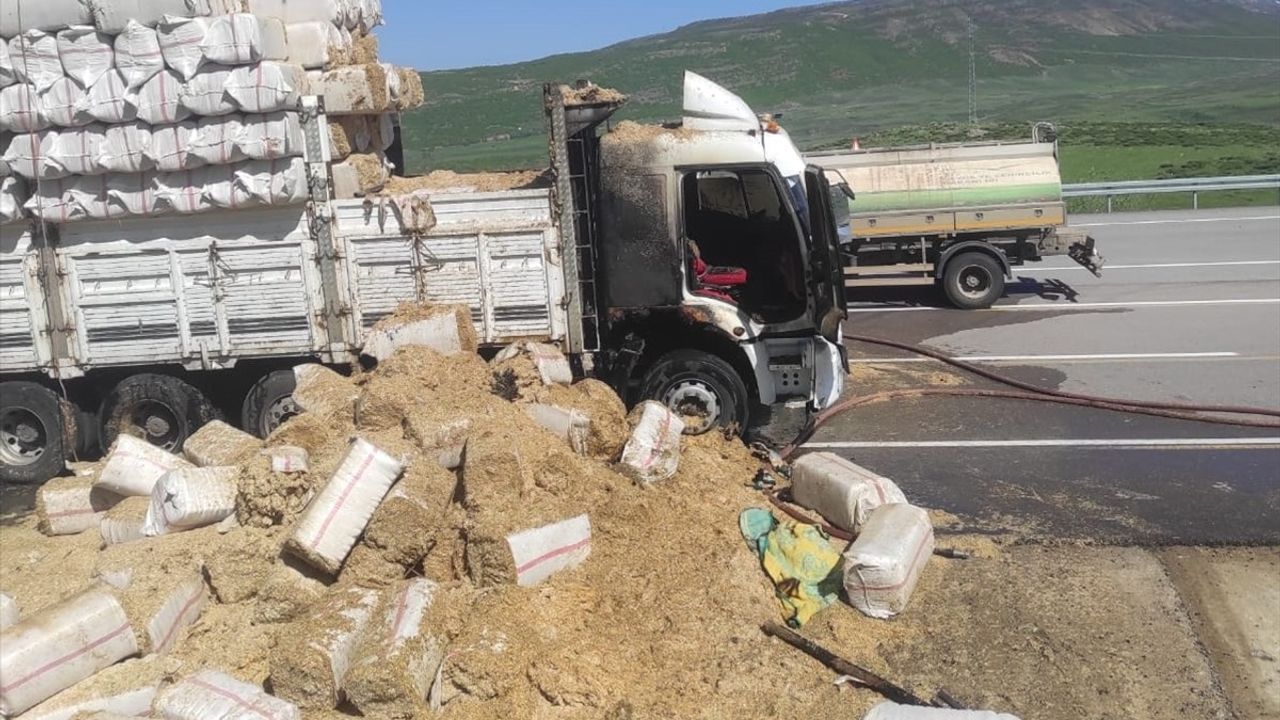 Bingöl'de Saman Yüklü Kamyon Yangını Kontrol Altına Alındı