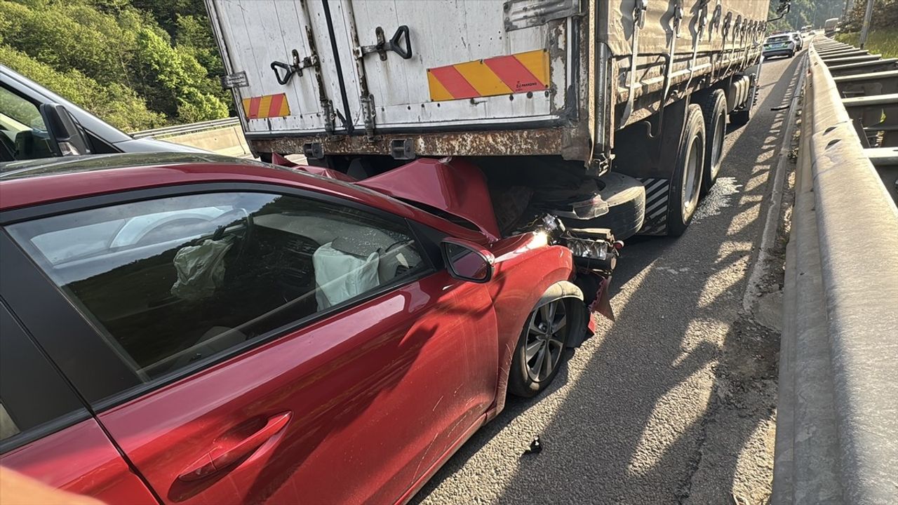 Bolu'da Kamyonla Çarpışan Otomobilde İki Yaralı