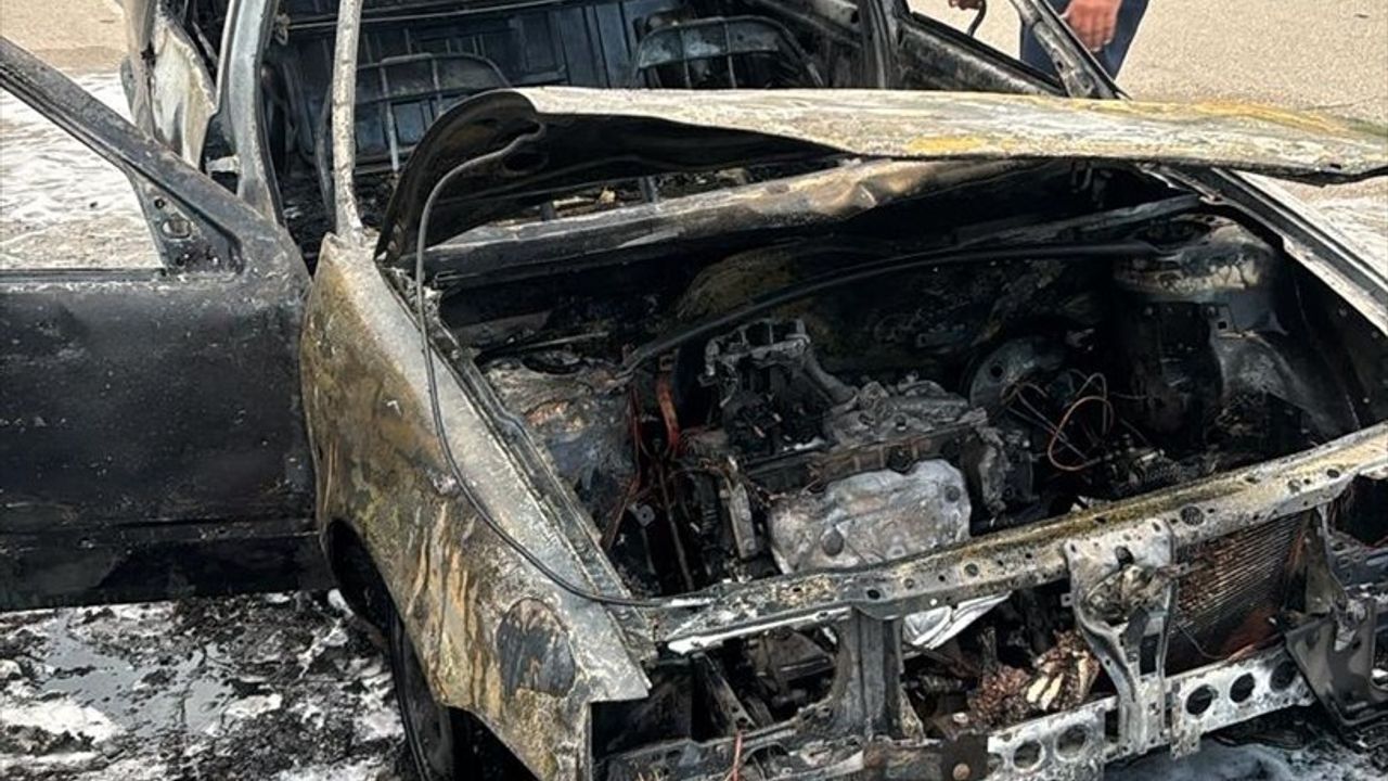 Boyabat'ta Seyir Halindeki Otomobil Yangını