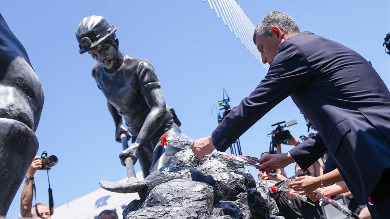 CHP Genel Başkanı Özel, Soma'da Maden İşçilerini Andı