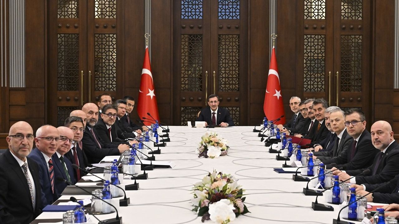 Cumhurbaşkanı Yardımcısı Yılmaz, Metal Sektörü Temsilcileriyle Toplandı