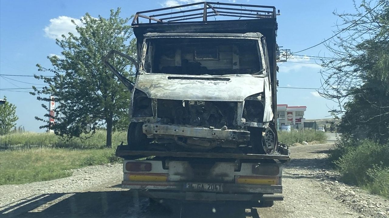 Diyarbakır'da Yanmış Kamyonette Baba ve Oğul Bulundu