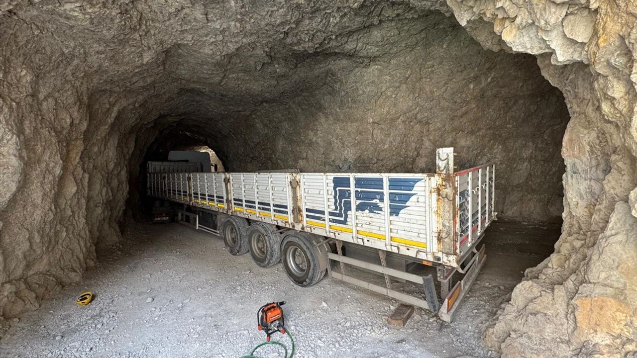 Erzincan'da Kemaliyeliler Taş Yolu Ulaşıma Kapandı