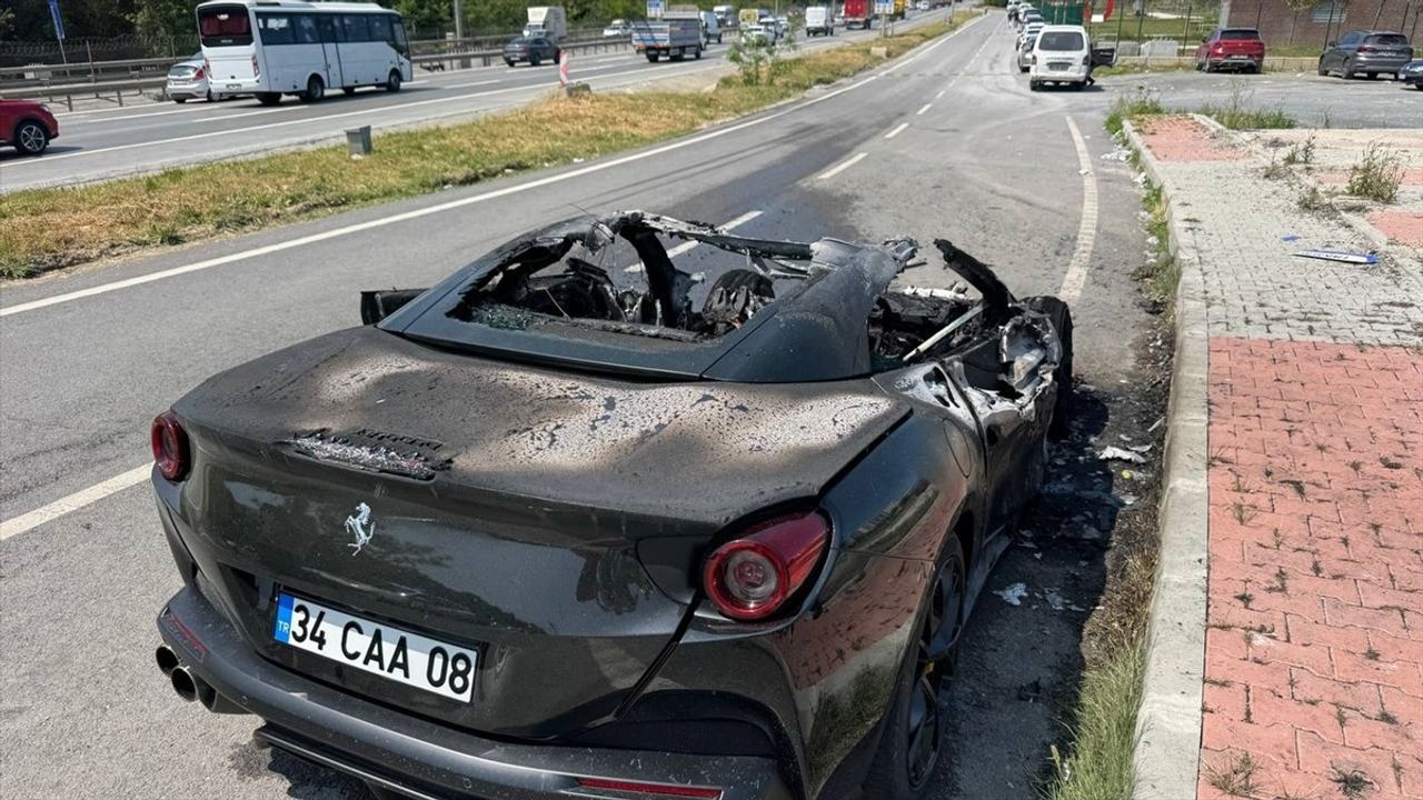 Eyüpsultan'da Lüks Otomobil Yangını