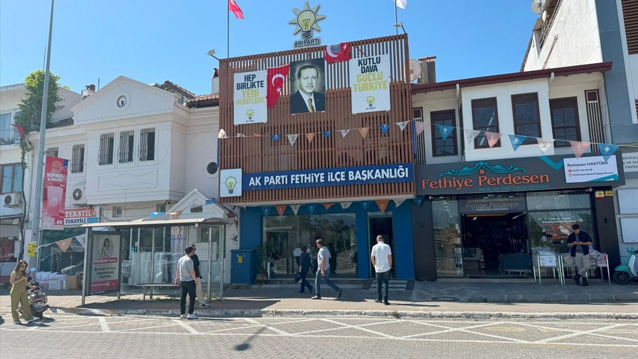 Fethiye'deki AK Parti Başkanlığına Taşlı Saldırı