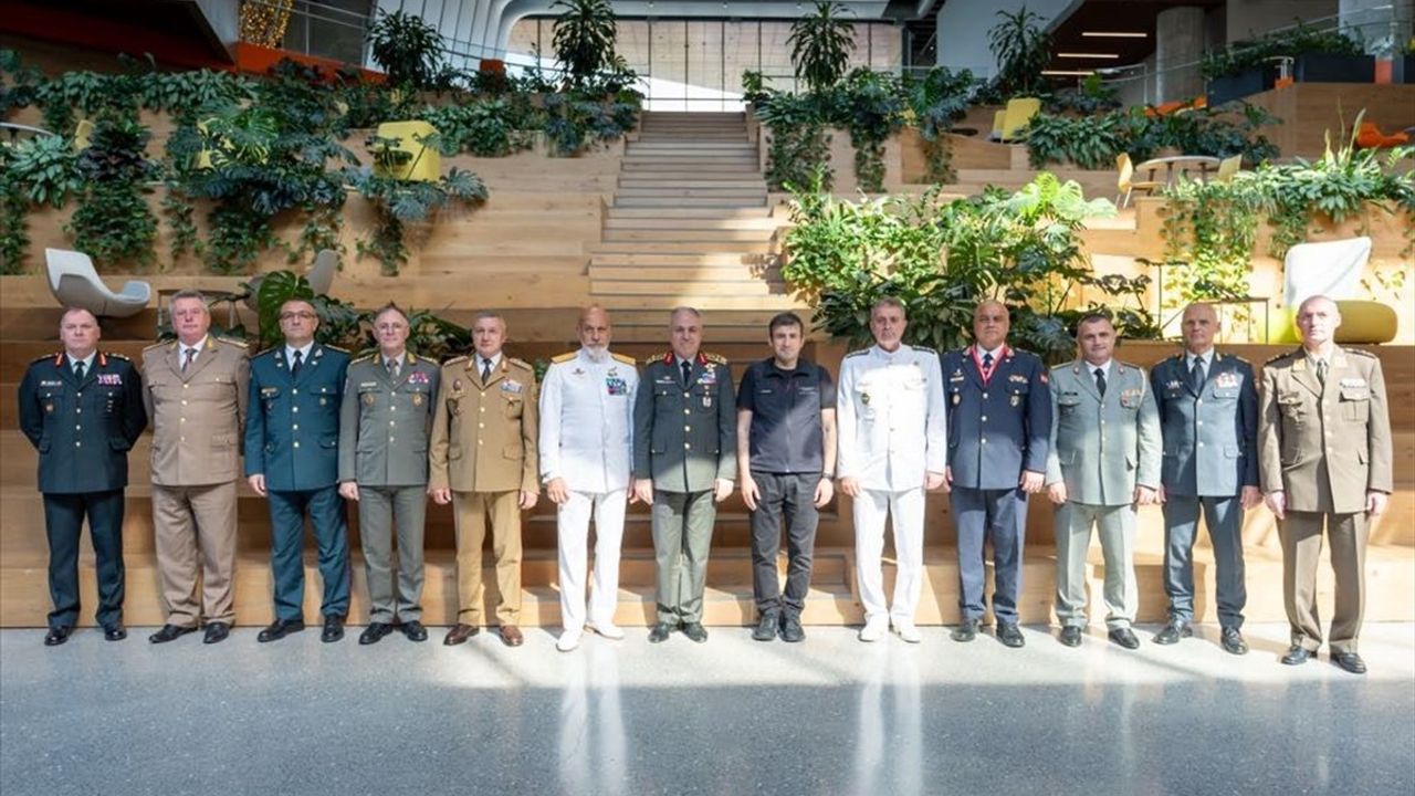 Genelkurmay Başkanı Metin Gürak, Özdemir Bayraktar Milli Teknoloji Merkezi'ni Ziyaret Etti