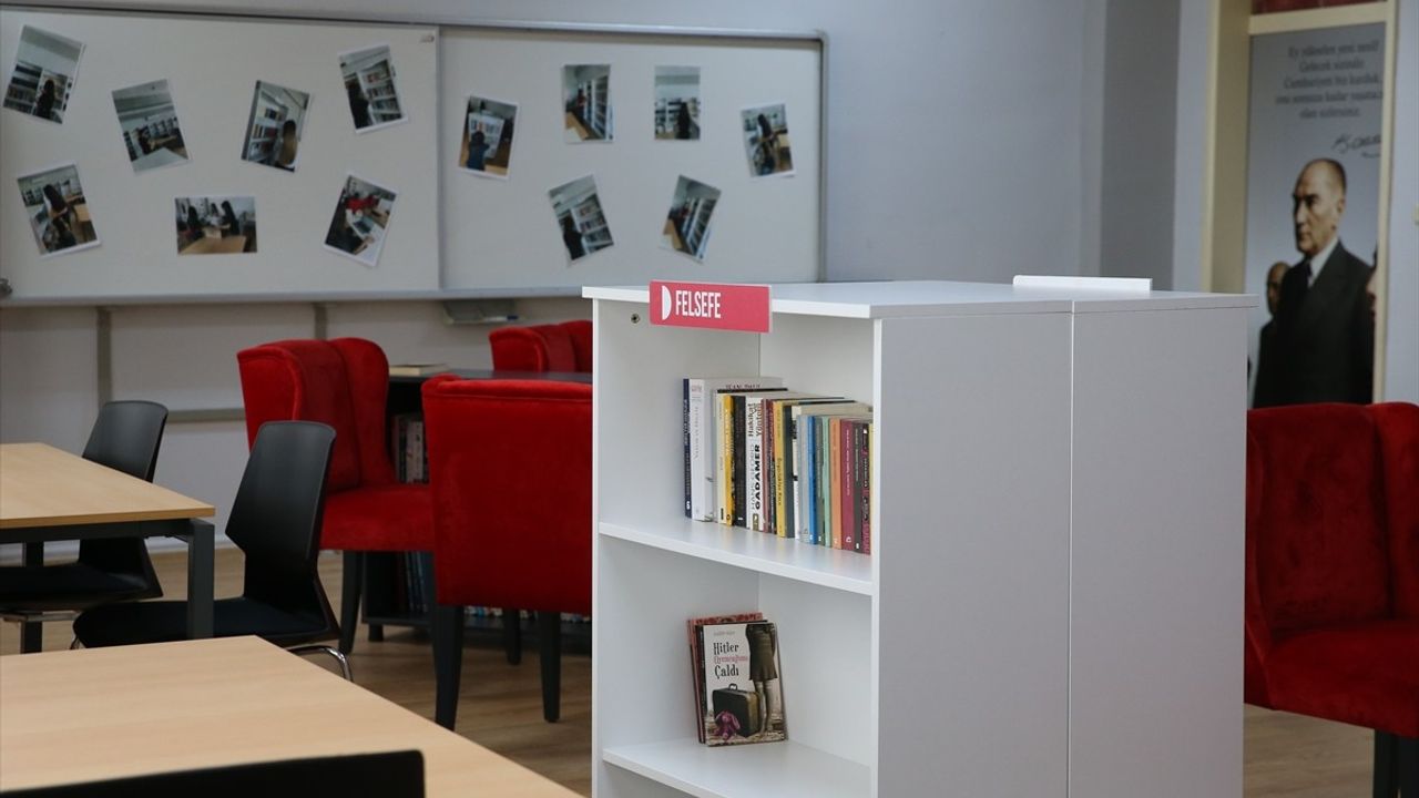 Hatay'da Depremzedeler İçin Kütüphane Açıldı