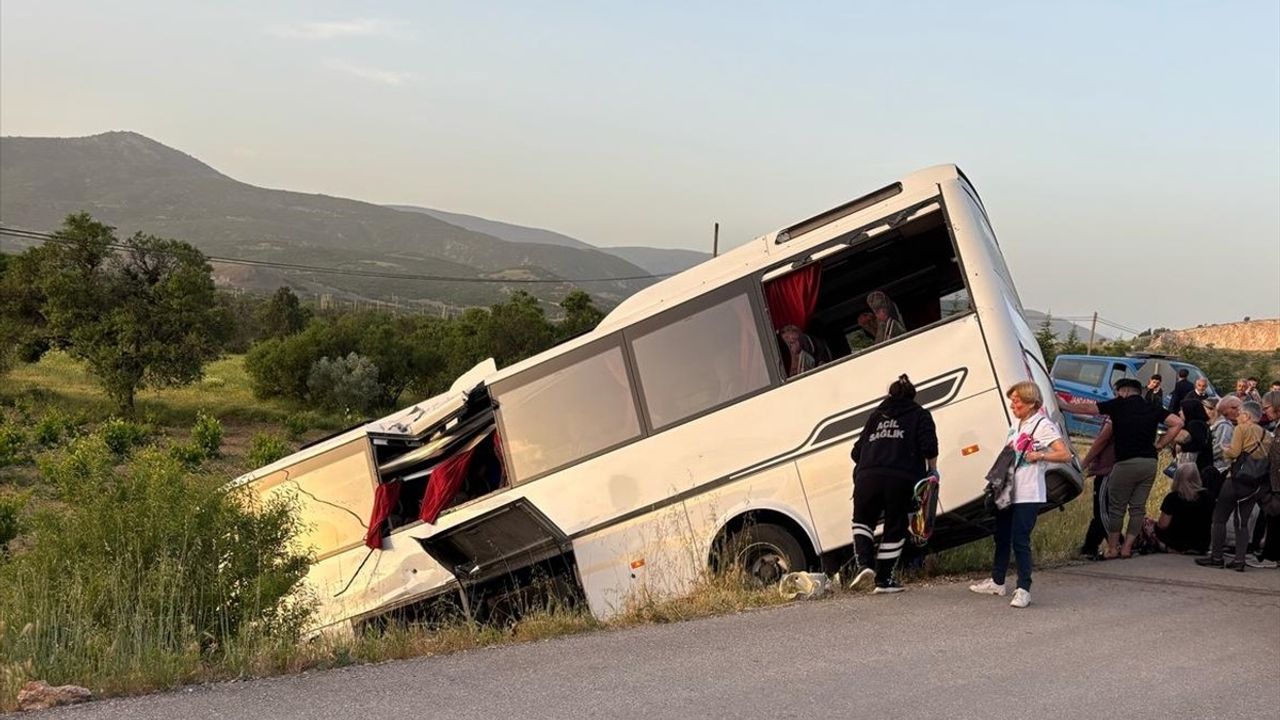 Isparta'da Yolcu ve Tur Otobüsü Çarpıştı: 27 Yaralı