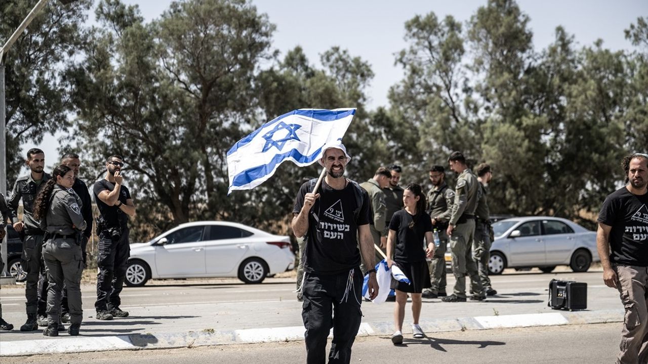 İsrail'de Aşırı Sağcı Grupların Gazze'ye Yardım Tırlarını Engelleme Eylemi