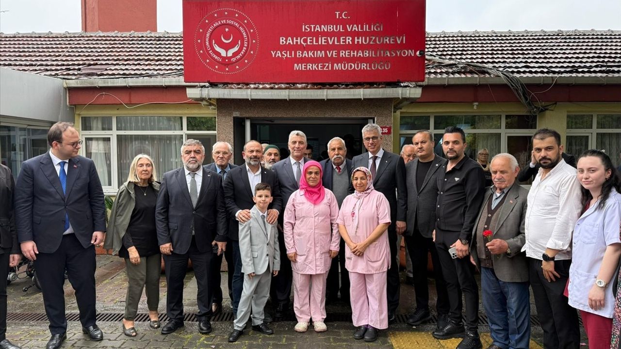 İstanbul'da Bakanlardan Huzurevi Ziyareti