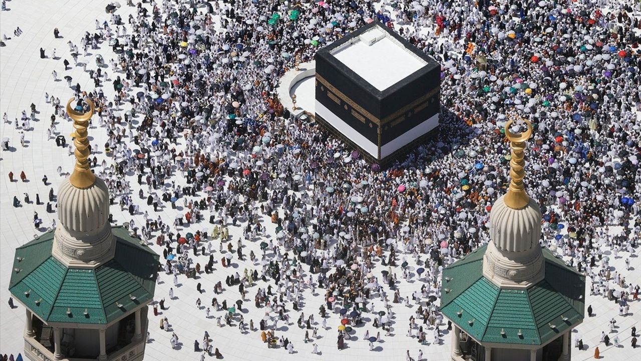 Kabe'nin Eşsiz Manzarası Kraliyet Saat Kulesi'nden Görüntülendi
