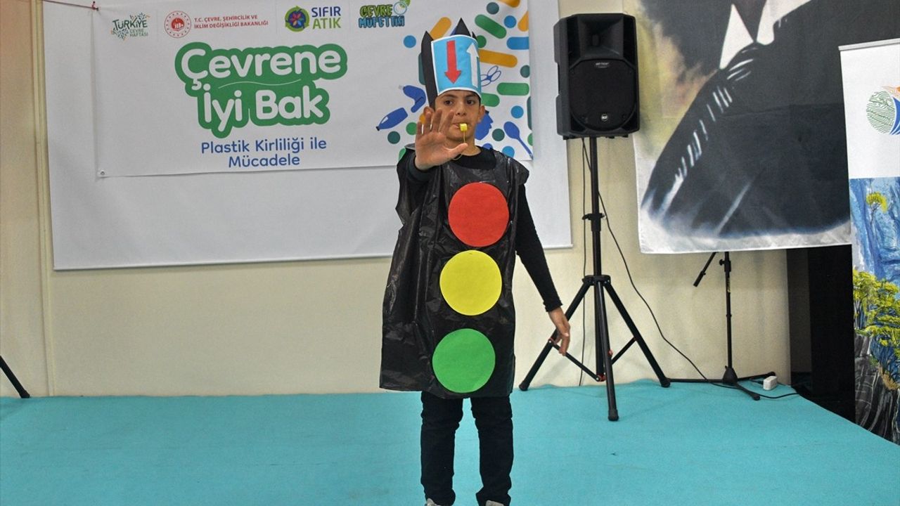 Kastamonu'da Öğrenciler Geri Dönüşüm Defilesi Düzenledi