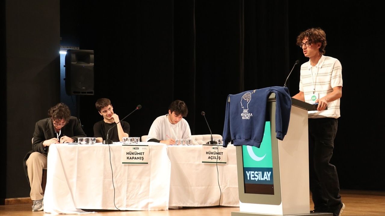 Kocaeli'de Yeşilay Liseler Arası Münazara Turnuvası Finali Düzenlendi