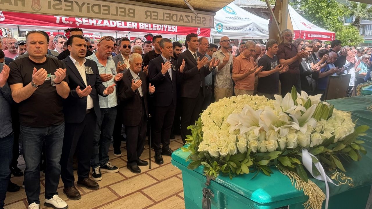 Özgür Özel, Manisa'da Cenaze Törenine Katıldı