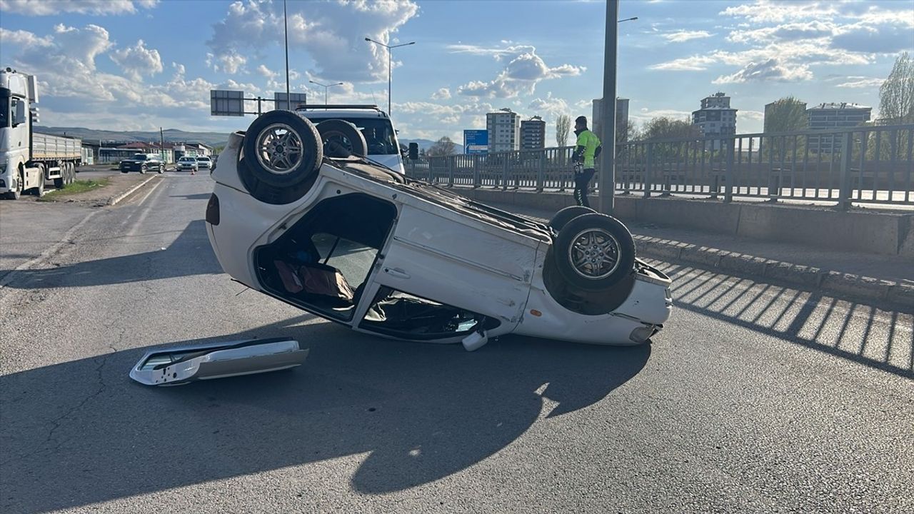 Sivas'ta Trafik Kazası: Üç Yaralı