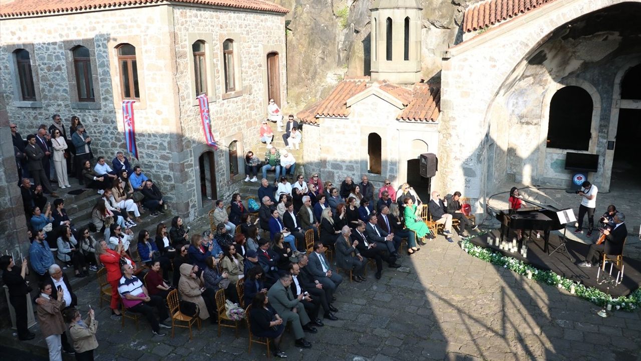 Trabzonspor'dan Anlamlı Etkinlik: Piyano Dinletisi ve Fotoğraf Sergisi