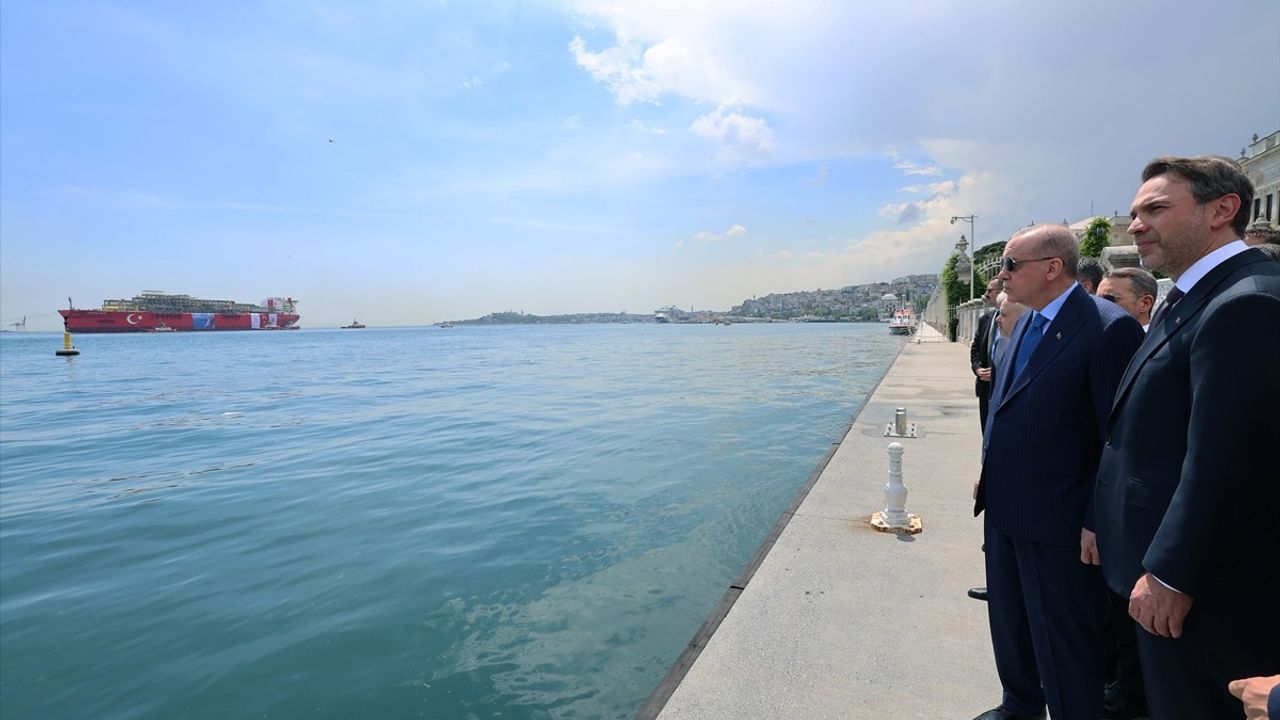 Türkiye'nin İlk Yüzer Doğal Gaz Üretim Platformu Uğurlandı