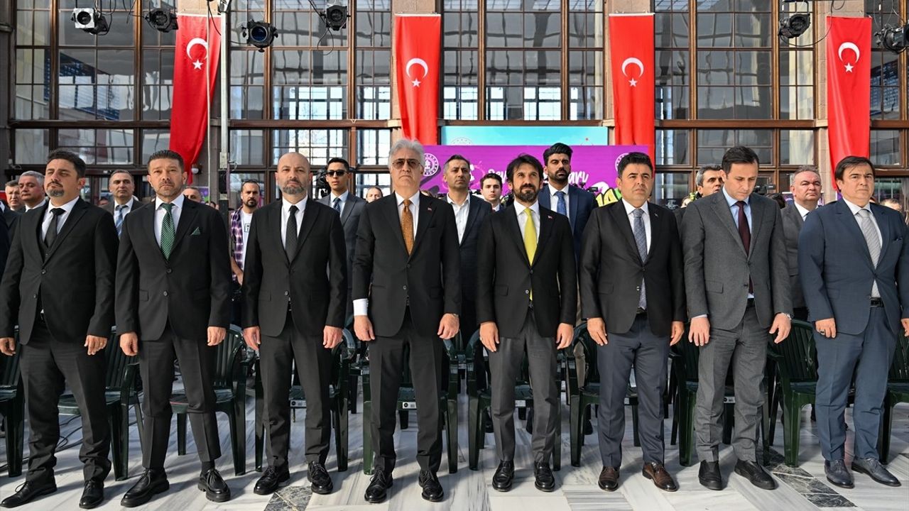 Vagon Sahne Tiyatrosu Yola Çıktı