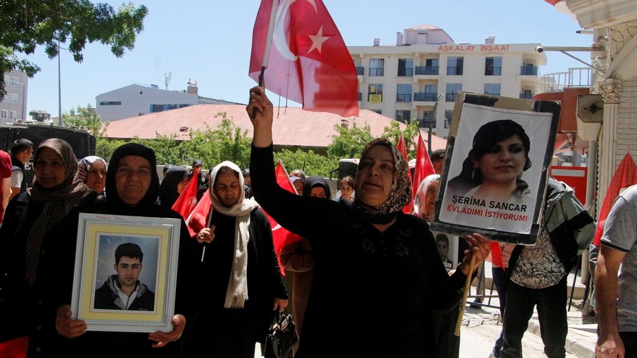 Van'da Aileler PKK'nın Çocuklarını Kaçırmasına Karşı Eylem Düzenliyor