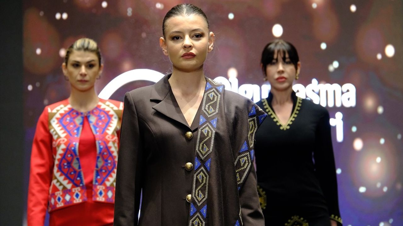 Van'da Geleneksel Kadın Kıyafetleri Defilesi