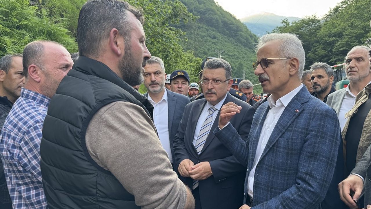 Bakan Uraloğlu, Sel Felaketzede Trabzon'da İncelemelerde Bulundu