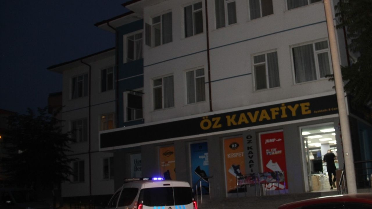 Beyşehir'de Otel Penceresinden Düşen Çocuk Hastaneye Kaldırıldı