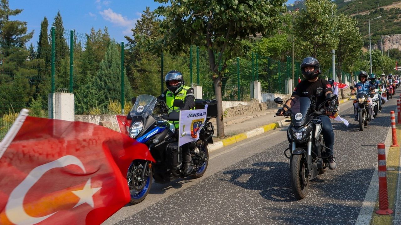 Denizli'de Motosikletlilerden Jandarma Teşkilatı'na Kutlama Konvoyu