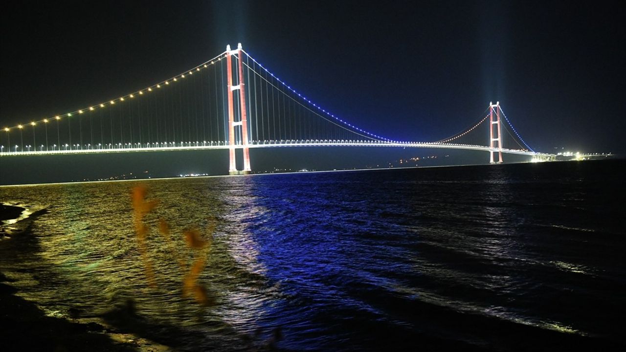 Fenerbahçe Beko'nun Dev Bayrakları İki İkonik Köprüde Dalgalandı