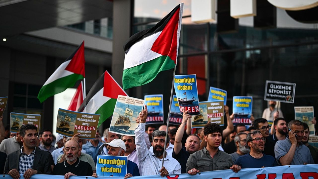 İsrail'in Madleen Gemisine Saldırısı Protesto Edildi