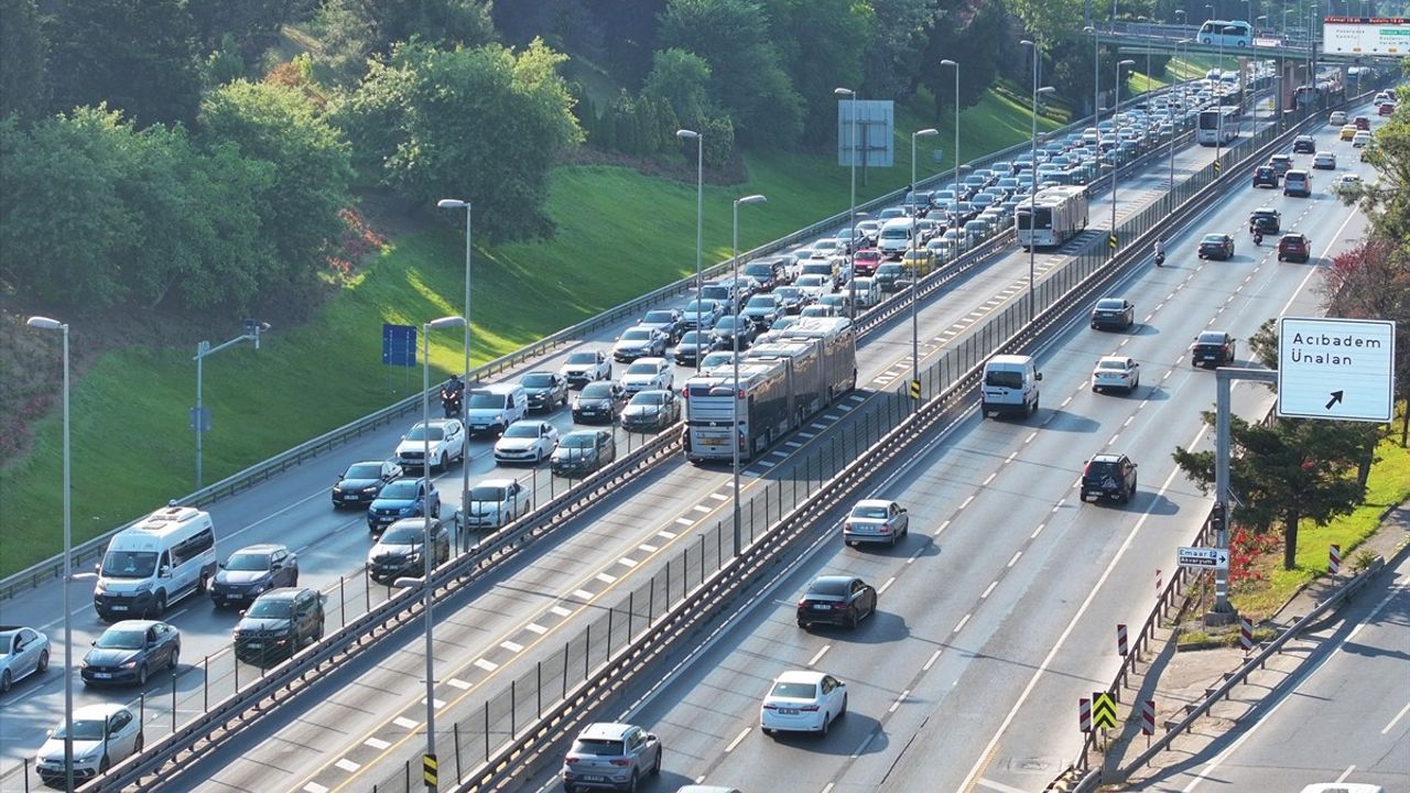 İstanbul'da Trafik Yoğunluğu: Kurban Bayramı Sonrası İş Gününde Zorluklar