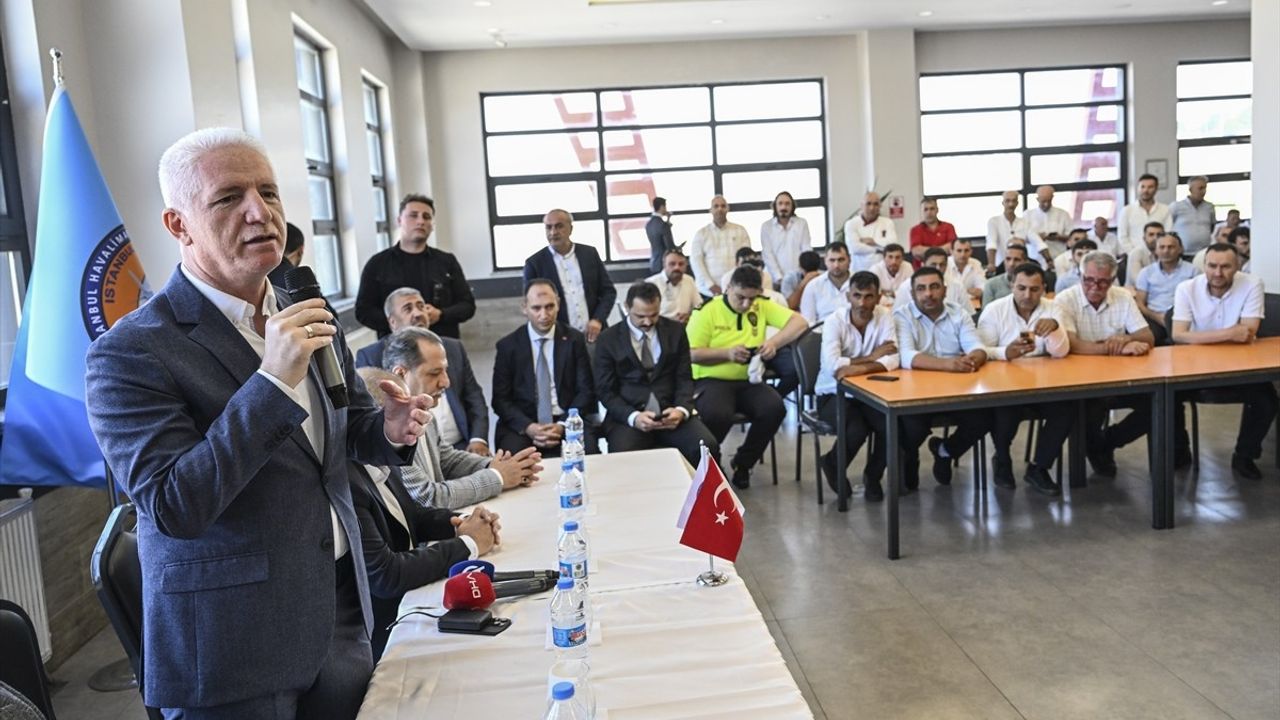 İstanbul Valisi Davut Gül, Havalimanı Taksicilerini Ziyaret Etti