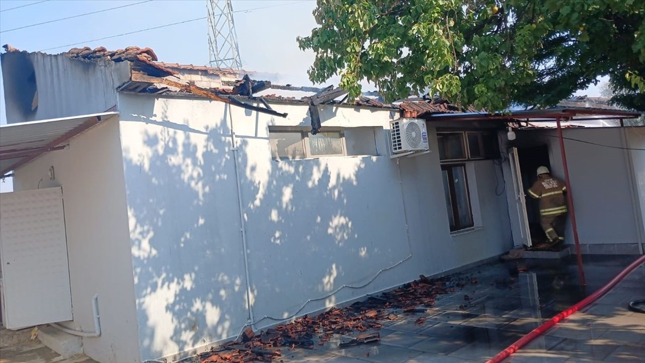 İzmir'de Müştemilatta Yangın: Suriye Uyruklu Bebek Hayatını Kaybetti