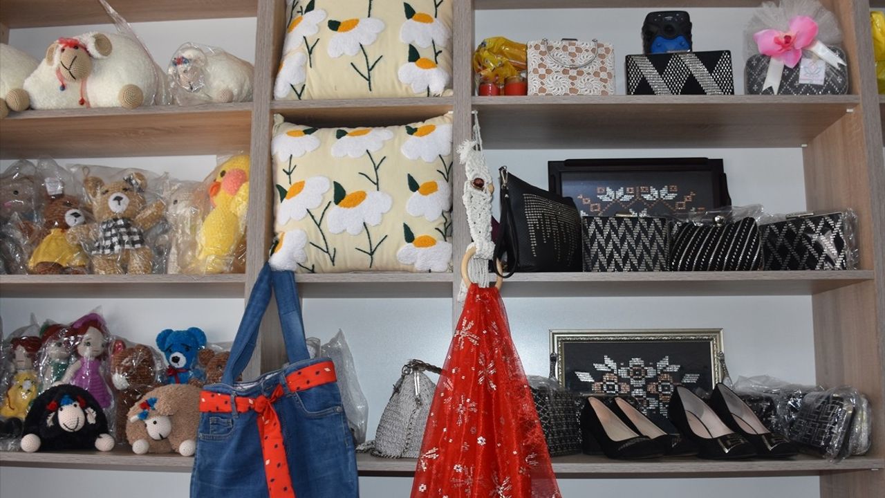 Kadınlar Atık Malzemelerle Gelir Sağlıyor