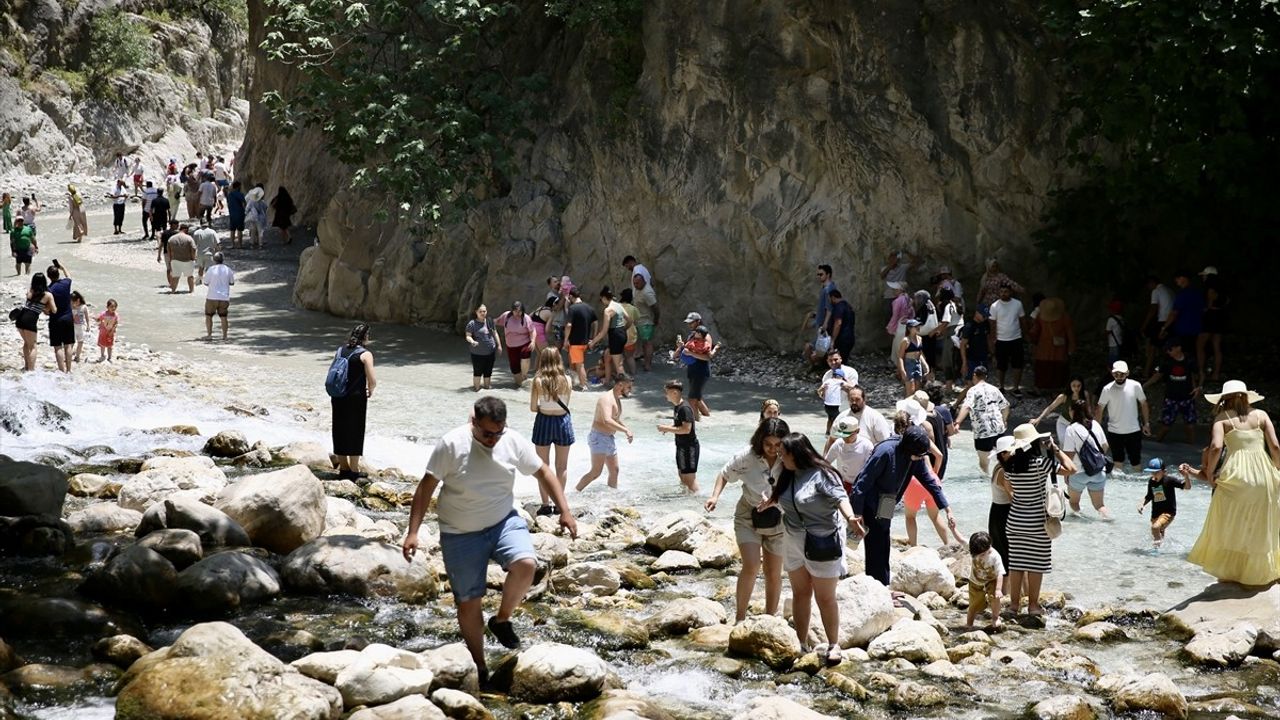 Saklıkent Kanyonu'nda Kurban Bayramı Yoğunluğu