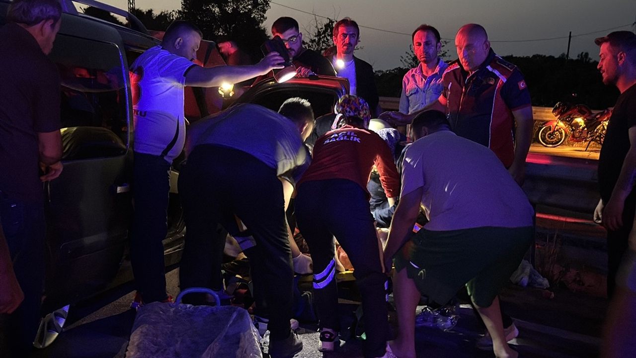 Sinop'ta Hafif Ticari Araç Bariyere Çarptı: İki Yaralı