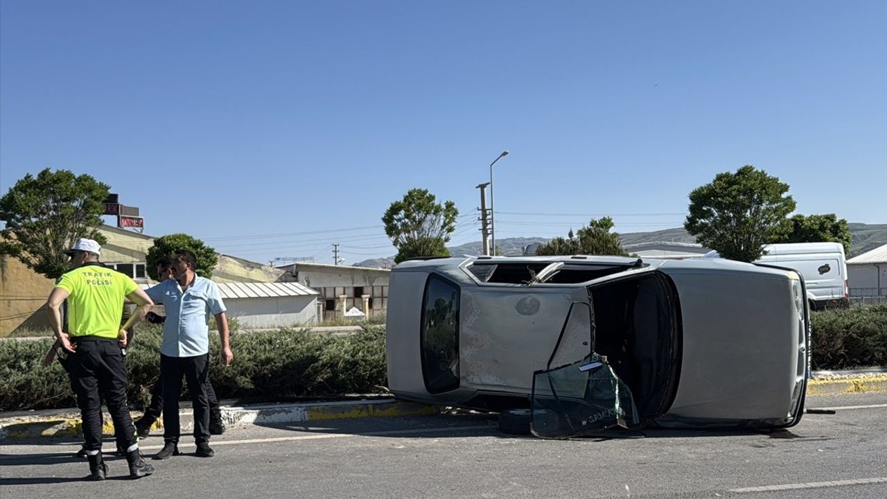 Sivas'ta Otomobil Devrildi, İki Kişi Yaralandı