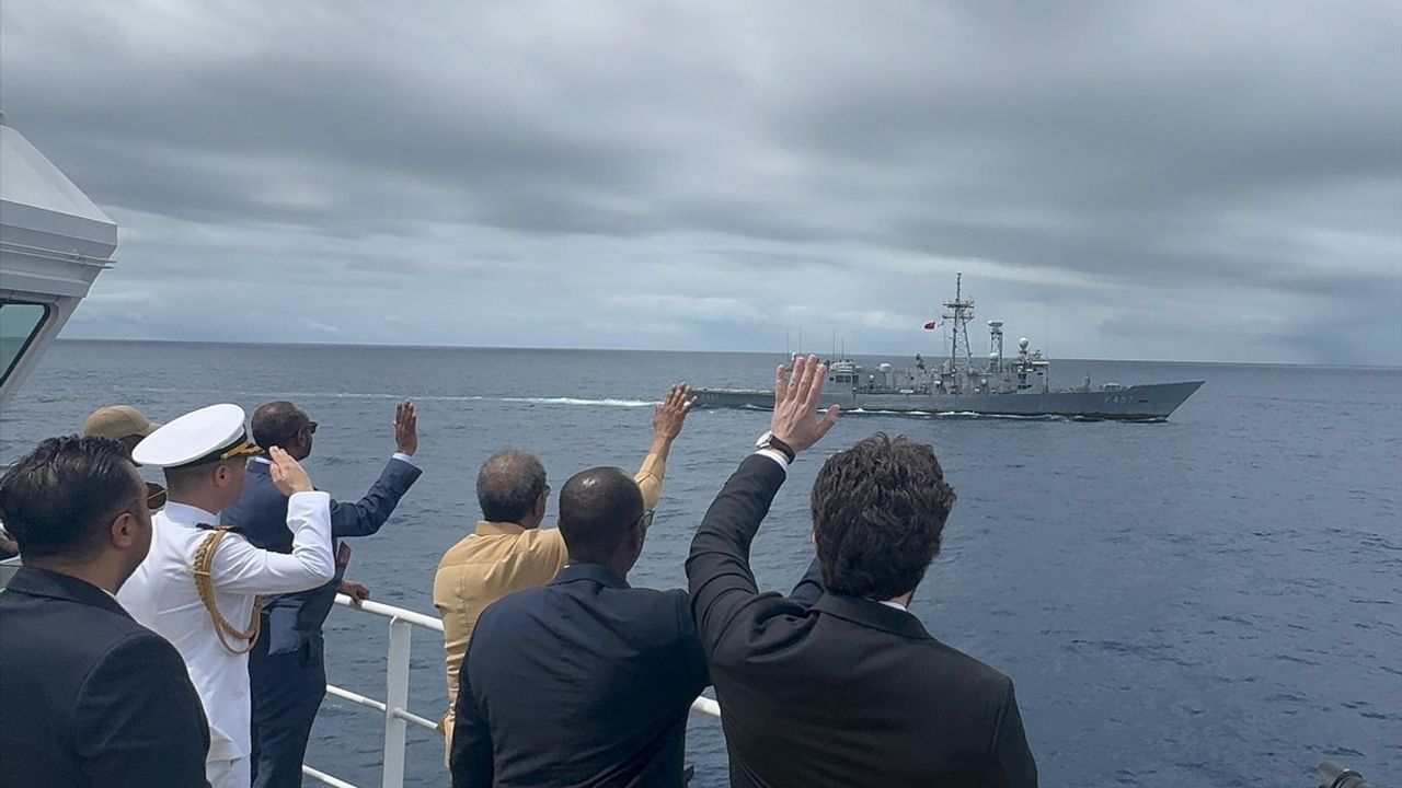 Somali Cumhurbaşkanı Mahmud, Oruç Reis Gemisini İnceledi