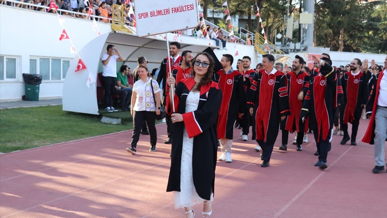 Süleyman Demirel Üniversitesi Mezuniyet Töreni Coşkulu Bir Şekilde Gerçekleşti