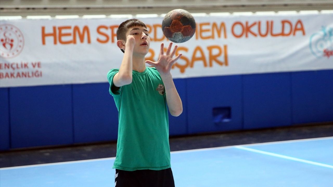 Tek Eliyle Başarıyı Yakalayan Genç Hentbolcu