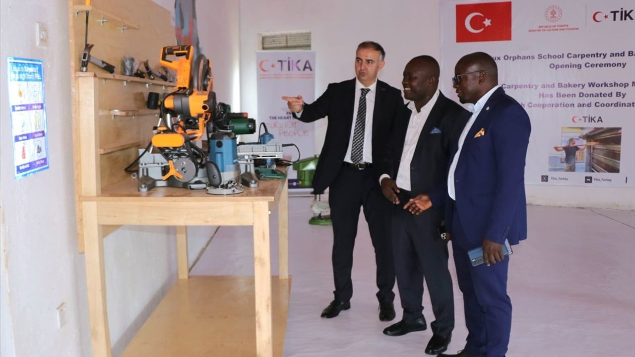 TİKA Uganda'da Yetimlere Marangozluk Atölyesi Kurdu